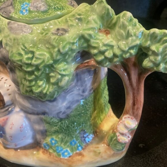 RARE Beatrix-Potter Mrs. Tiggy-winkle Teapot - Picture 6 of 7